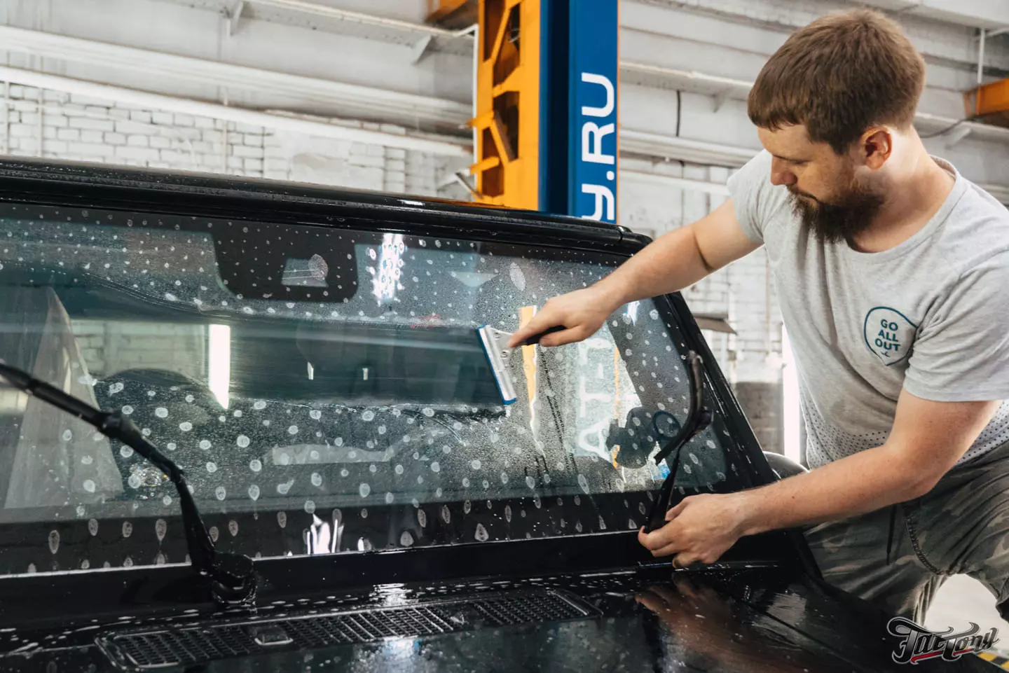 Побортная стереосистема с двумя усилителями на Mercedes G-class. Карбон в салоне. Полировка и керамика кузова, оклейка лобового стекла